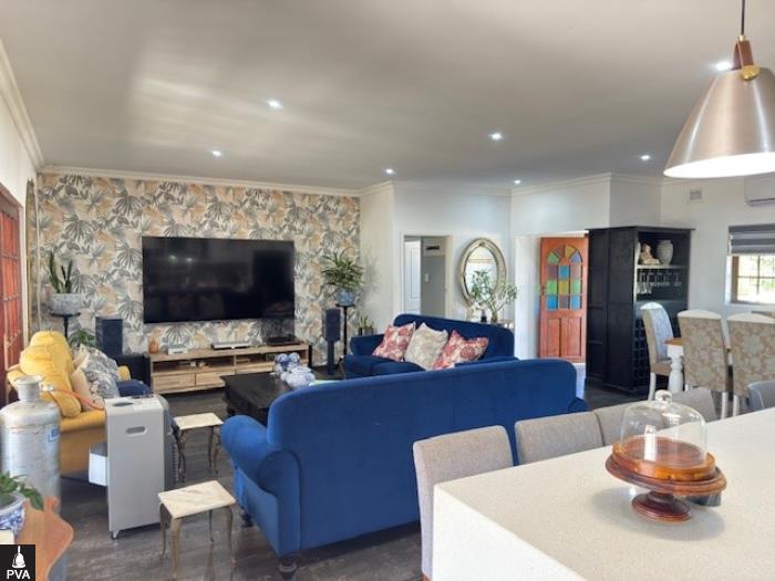pic 14 lounge.jpg